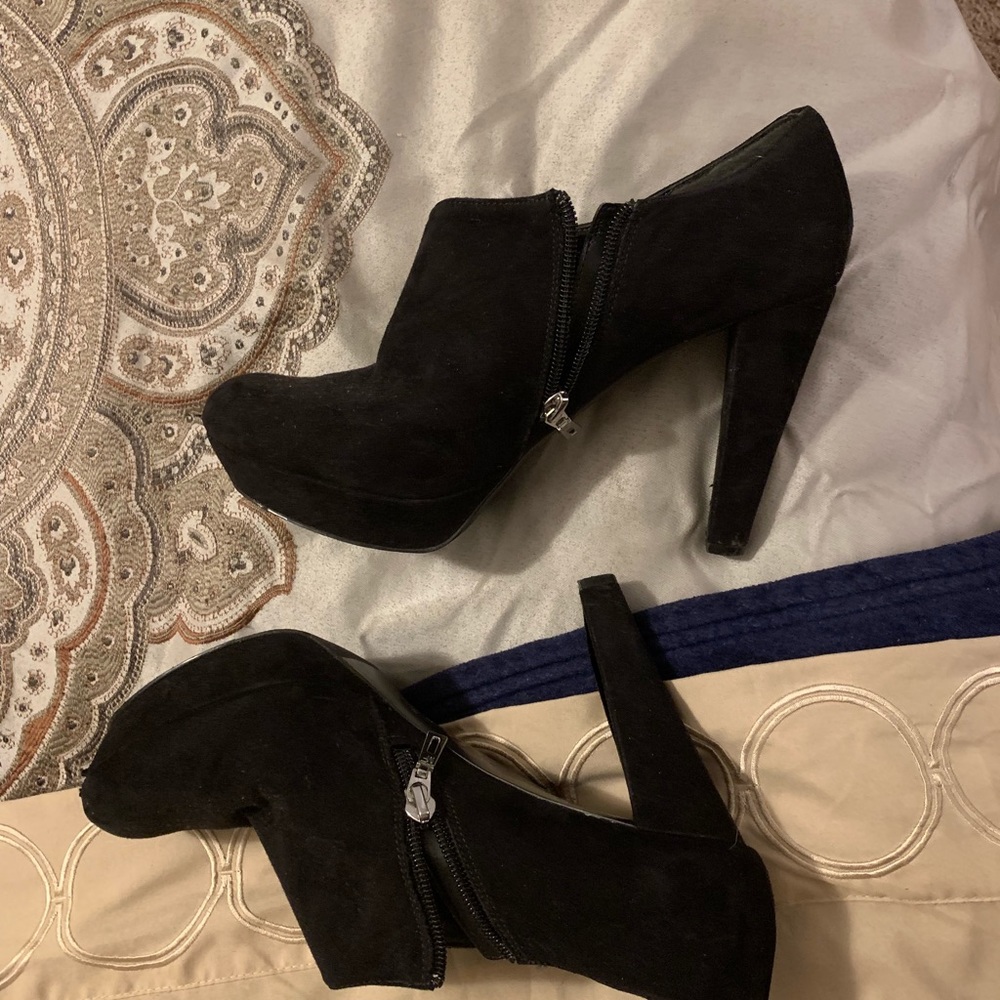 Shoe - Picture 2 of 2